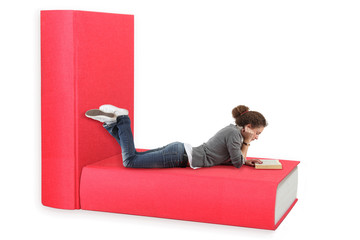 Im liegen ein Buch lesen © artfocus