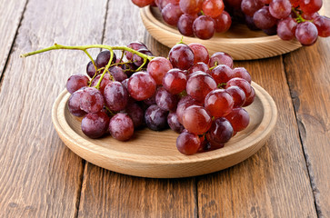 Winogrona na drewnianym talerzu