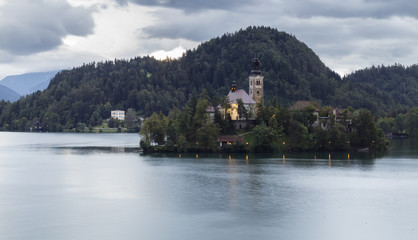 Kościół na jeziorze Bled - obrazy, fototapety, plakaty