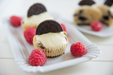 Cupcakes mit Oreos und Himbeeren