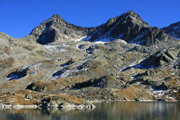 Le Rocher Blanc (alt 2928 m) et La Pyramide (alt 2912 m)