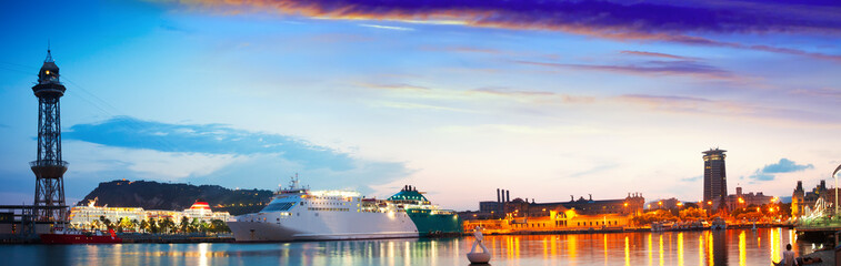 Fototapeta premium panorama of Port Vell in sunset