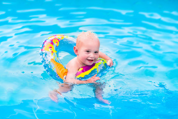 Fototapeta na wymiar Little boy in swimming pool