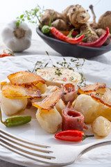 Jerusalem artichoke au gratin with ham and chili