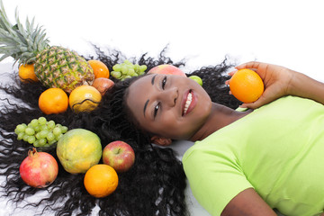 Fototapeta na wymiar Junge schwarze Frau mit verschiedenem Obst