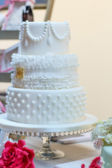 Obraz na płótnie Canvas Wedding cake in white. Elegant and romantic big cake
