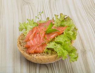 Salmon sandwich with thyme