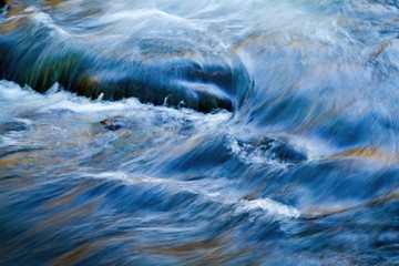 water stroomt in de rivier