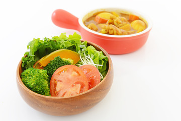 カレーライスと野菜サラダ