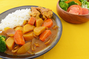 カレーライスと野菜サラダ