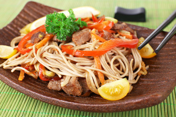 Chinese noodles with vegetables and roasted meat
