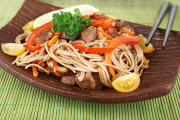 Chinese noodles with vegetables and roasted meat