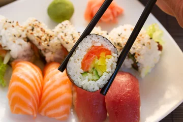 Selbstklebende Fototapeten Mittagessen mit Sushi-Gericht © neirfy