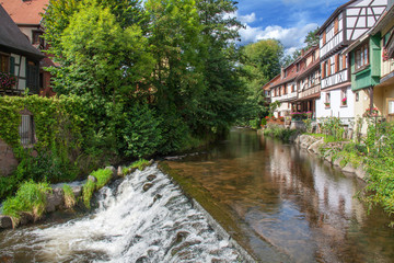 Fototapeta na wymiar Maisons au bord de la Weiss à Kaysersberg, Haut Rhin, Alsace