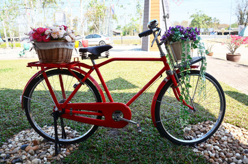 Fototapeta na wymiar Flower basket on Red Bicycle