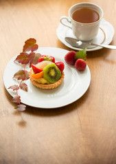 Pause gourmande avec un thé et une tartelette aux fruits