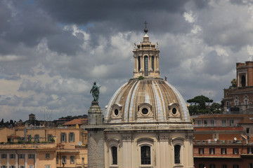 Fototapeta na wymiar Dome of the old historical buildings in the center of Rome