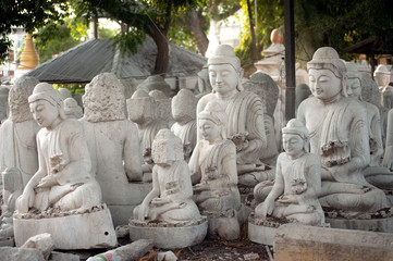 Fototapeta na wymiar Group of Marble Buddha was carved Placed outside.