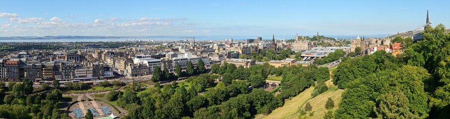 Fototapeta premium Edinburgh cityscape panorama