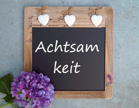 Achtsamkeit - Tafel mit Schrift und Hortensie
