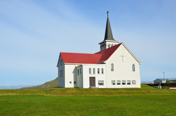 Fototapeta na wymiar Церковь в городке Грюндафьорд в Исландии