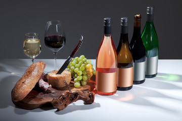 Verschiedene Weinsorten mit Brotzeit Teller