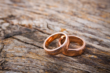 Obraz na płótnie Canvas Pair of rose-gold wedding rings