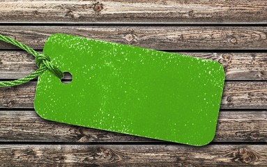 grünes Label auf rustikalem Holztisch
