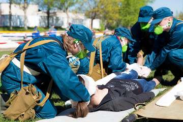 Paramedic succor a woman with brain injury and broken leg