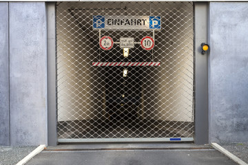 Tiefgarage Einfahrt mit Rolltor 