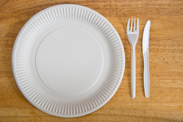 empty paper plate on wooden background