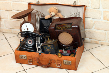 alter Lederkoffer voller antiker Gegenst&auml;nde