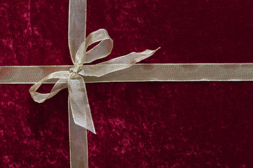 Roter Samt mit goldener Schleife