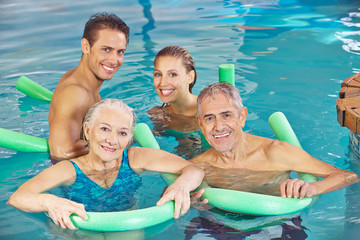 Gruppe mit Paar und Senioren im Schwimmbad