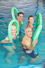 Leute beim Aquafitness Kurs im Schwimmbad