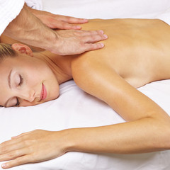 Frau bekommt Thai Massage im Day Spa