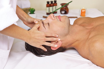 Mann im Spa bekommt Massage am Kopf