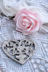 Fototapeten Decoratie van roosjes en een metalen hart © trinetuzun