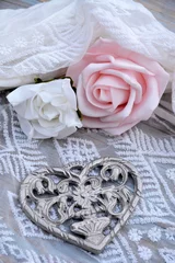 Tapeten Decoratie van roosjes en een metalen hart © trinetuzun