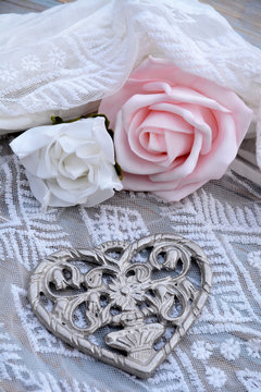 Decoratie van roosjes en een metalen hart