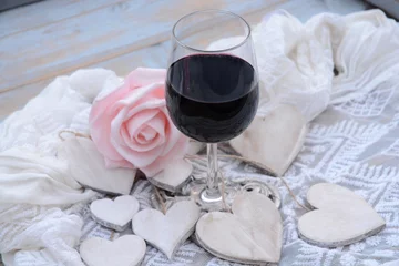 Tapeten houten hart decoratie met roze roos en glas wijn © trinetuzun