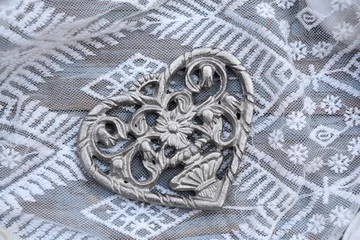 Tapeten mooi metalen hart op transparante witte stof gelegd op hout © trinetuzun