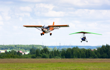 Obraz na płótnie Canvas airplane and hang-glider