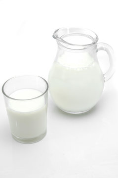 Jarra y vaso de leche