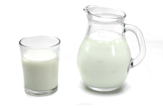 Jarra y vaso de leche