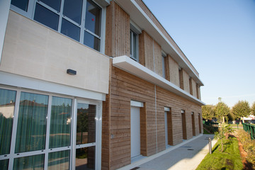 bâtiment immeuble récent avec des murs en pierre et en bois moderne 