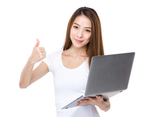 Naklejka premium Woman with laptop and thumb up