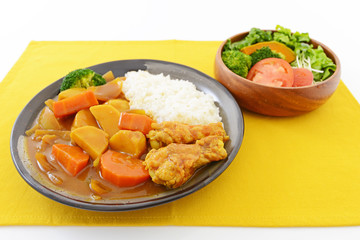 カレーライスと野菜サラダ