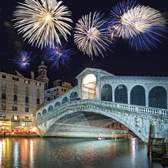 Obraz premium Venice Italy, fireworks over the Rialto bridge by night