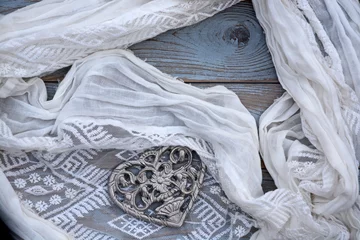 Foto op Canvas mooi metalen hart op transparante witte stof gelegd op hout © trinetuzun